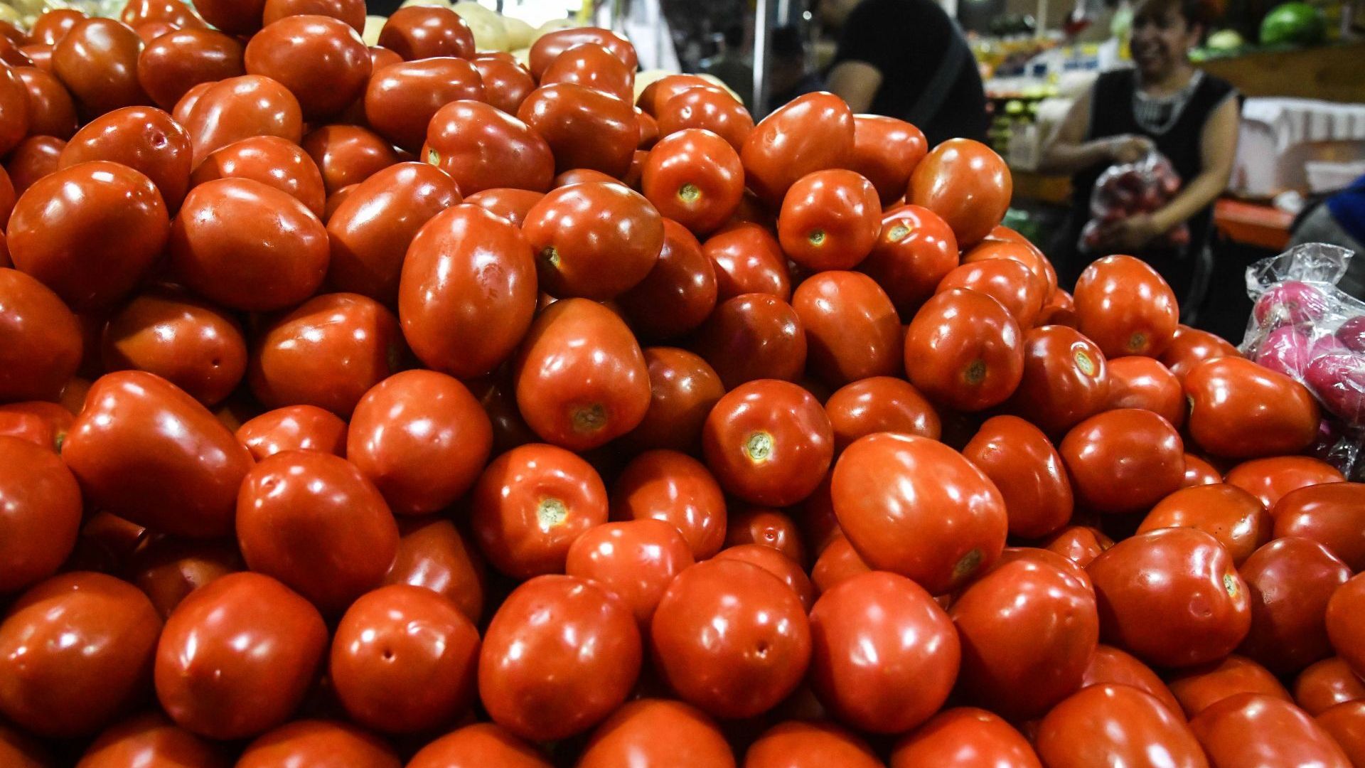 Jitomate en venta en un puesto de mercado